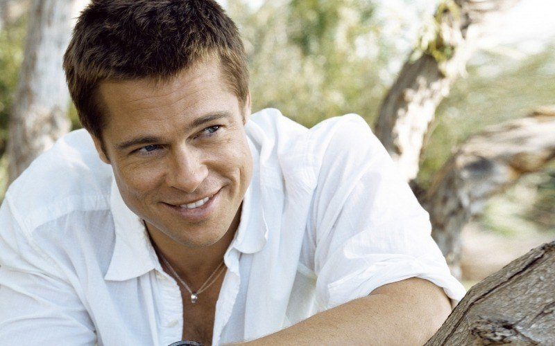 Fond écran hd Brad Pitt acteur actor chemise blanche plan visage sourire image photo wallpaper desktop bureau