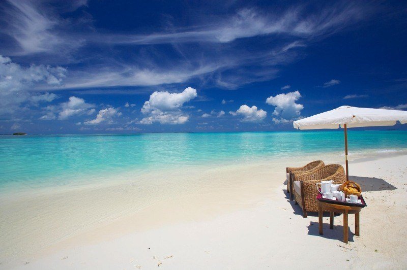 fond d'écran plage HD sable blanc mer turquoise petit déjeuner croissant sous parasol wallpaper picture image photo