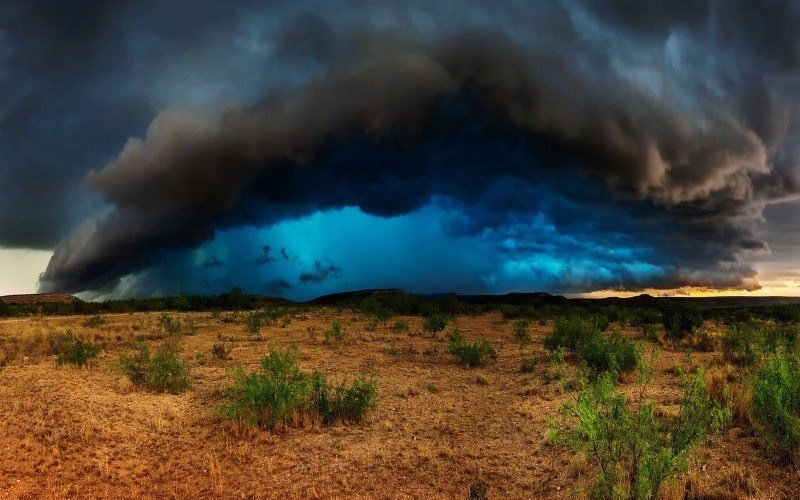 Fond écran HD orage nuage noir sur plaine terre aride et broussailles wallpaper photo