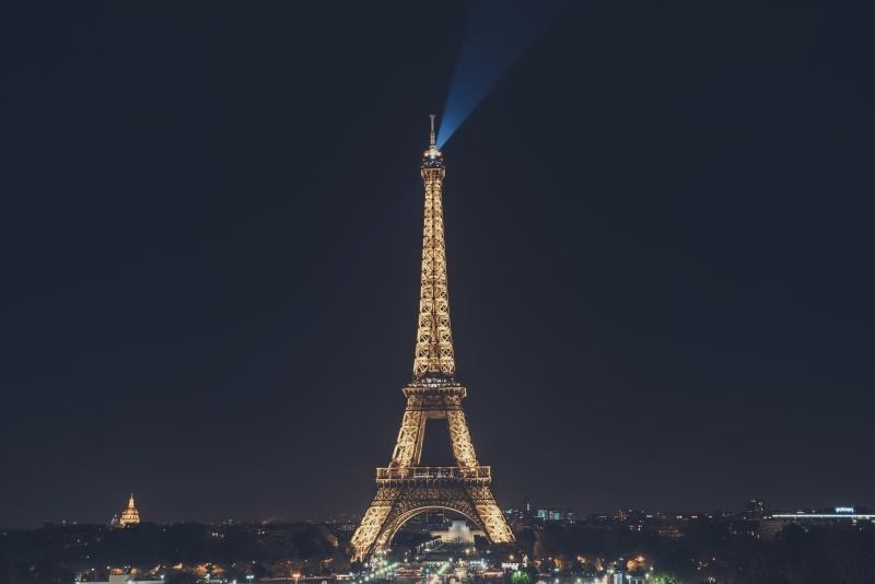 image Tour Eiffel France Paris illuminé la nuit photo fond d'écran wallpaper background