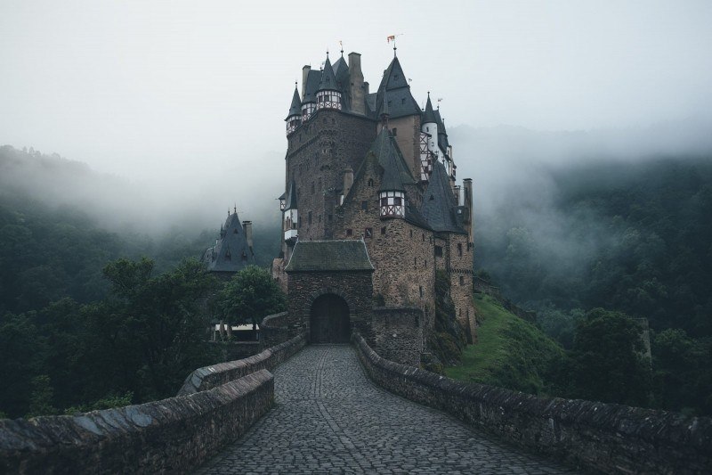 Château Eltz Allemagne au matin dans brume brouillard sommet colline picture image photo