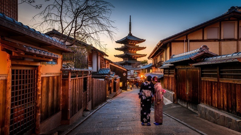 fond d'écran Japonaise en tenue traditionnelle kimono dans les rues d'une ville au Japon photo