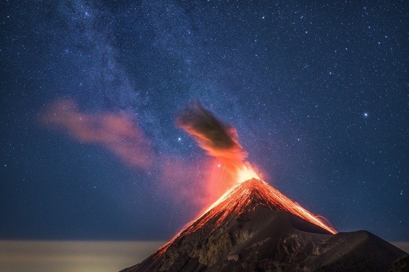 image explosion volcanique volcan gaz fumée dans nuit étoilées photo