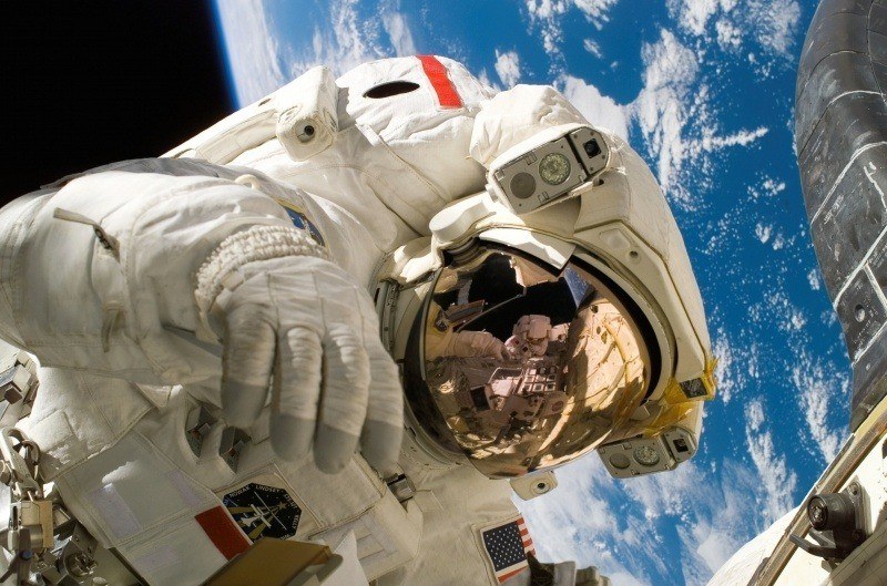 photo astronaute cosmonaute am?ricain en tenue de sortie espace station orbitale image wallpaper