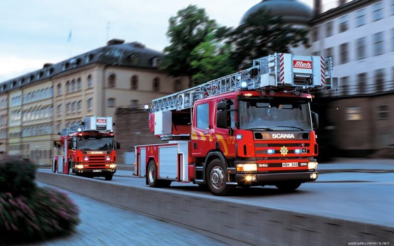 fond ecran HD 2 camions de pompier Scania en intervention wallpaper image photo