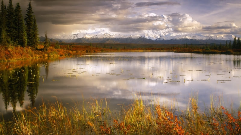 fond écran HD gratuit paysage automne rives lac et montagne photo wallpaper