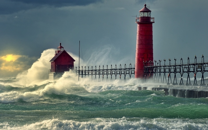 Fond d'écran HD tempête mer avec vagues sur jetée phare et maison photo
