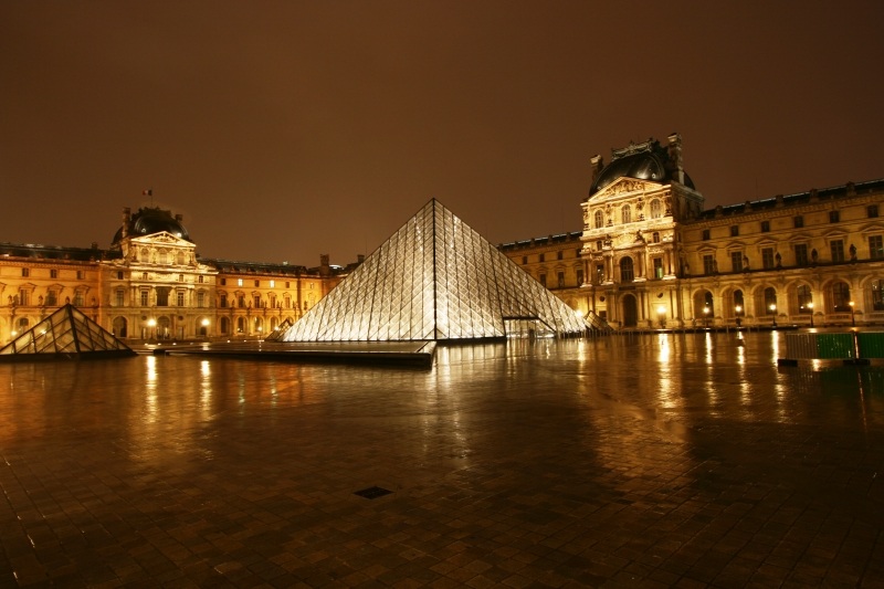 Palais du Louvre Paris France et sa pyramide photo de nuit télécharger image picture