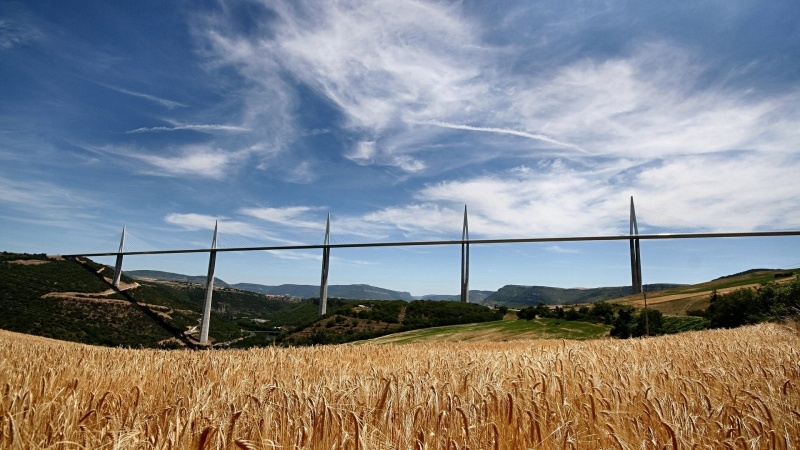 Fond ecran HD viaduc de Millau champs de blé été France Aveyron 2460 mètres