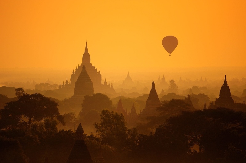 Fond d'écran HD paysage nature Myanmar Birmanie Royaume de Bagan Temple survol montgolfière au petit matin brouillard wallpaper photo