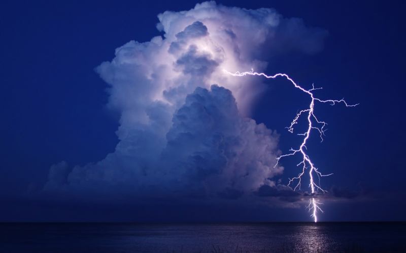 Fond ecran HD photo de nuit éclair orage traversant des nuages sur océan picture image wallpaper télécharger