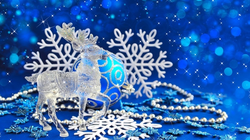 Fond d'écran HD image Noël renne en verre et décoration boule couleur bleu blanc wallpaper background Christmas