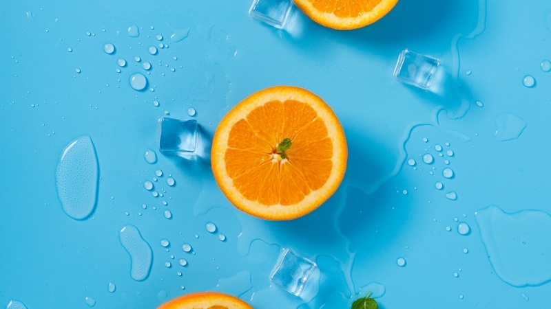 Fond écran HD fruits orange et glaçons sur arrière plan bleu eau goutte flaque abstrait art picture image wallpaper