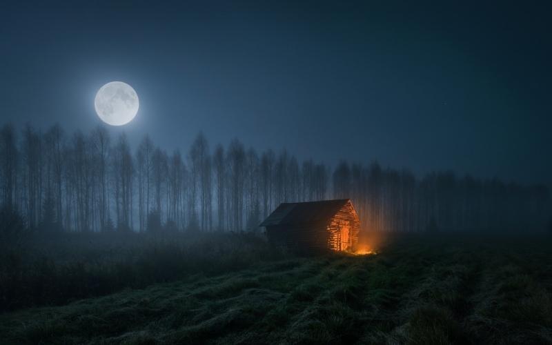 Fond ecran HD paysage nature feu de bois près de cabane nuit pleine lune photo image picture wallpaper