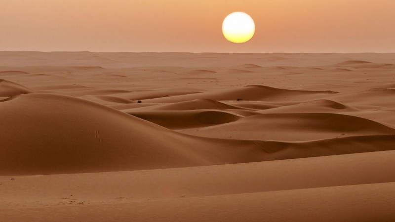 Fond ecran HD paysage désert dunes de sable et soleil couchant à l'horizon image picture wallpaper sunset