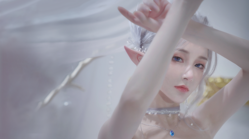 Fond écran HD fantasy art digital elfe femme aux yeux bleu et collier wallpaper