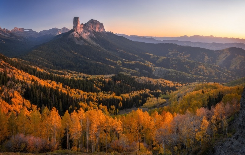 Fond écran HD paysage de montagne à l'automne forêt couleur doré jaune or au coucher du soleil wallpaper