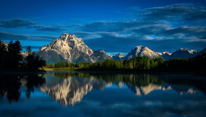Fond écran HD image montagne avec cimes enneigées se reflète dans un lac wallpaper photo