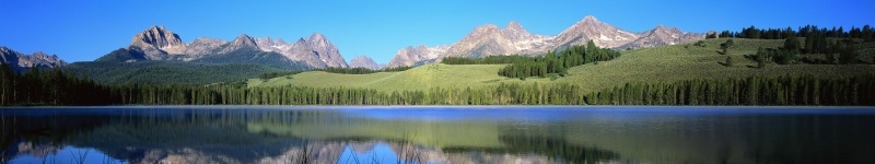 Fond écran HD panorama panoramique paysage nature montagne forêt et lac été avec ciel bleu pour affichage triple moniteur