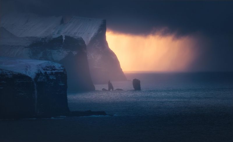 Fond écran HD îles Faroe falaises et mer avec neige jour de tempête arrière plan background wallpaper