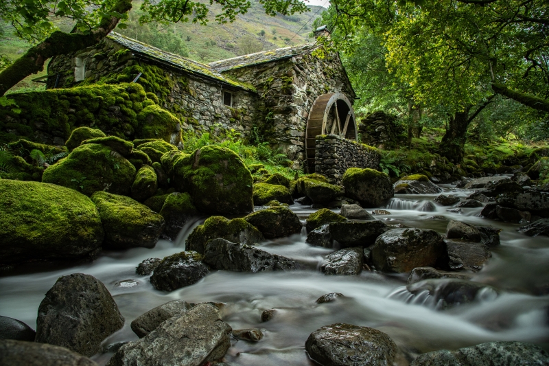 Fond d'écran HD ancien moulin à eau en pierre à flanc de montagne Angleterre
