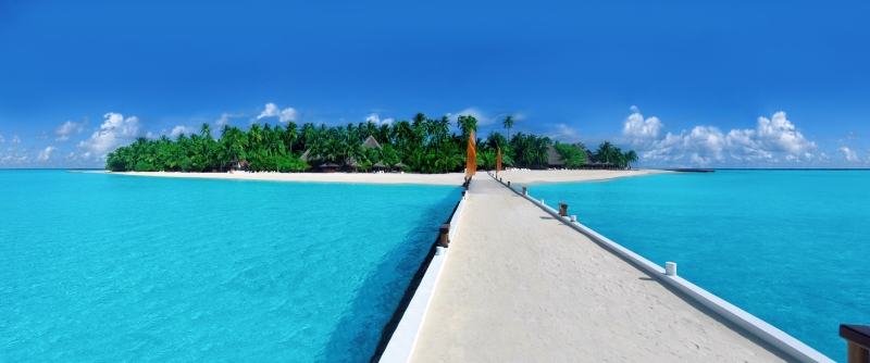 Fond écran HD 4K panoramique îles Maldives ponton sable blanc mer bleu translucide palmiers et cocotiers