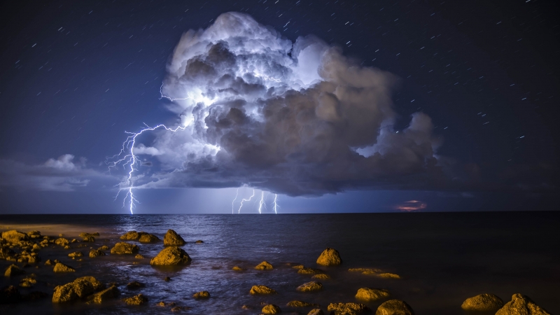 Fond écran HD nature paysage photo cumulo nimbus orage mer océan éclair nuit wallpaper storm lightning tempest