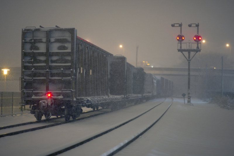 train marchandise gare nuit d'hiver neige