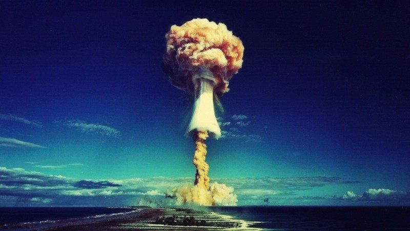 fond écran HD photo explosion bombe atomique avec champignon essai en mer atoll wallpaper