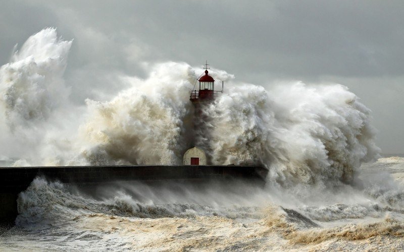 phare mer en pleine tempête photo