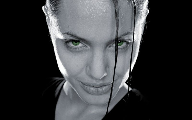 Fond d'écran Angelina Jolie dans son rôle de Lara Croft cinéma photo wallpaper