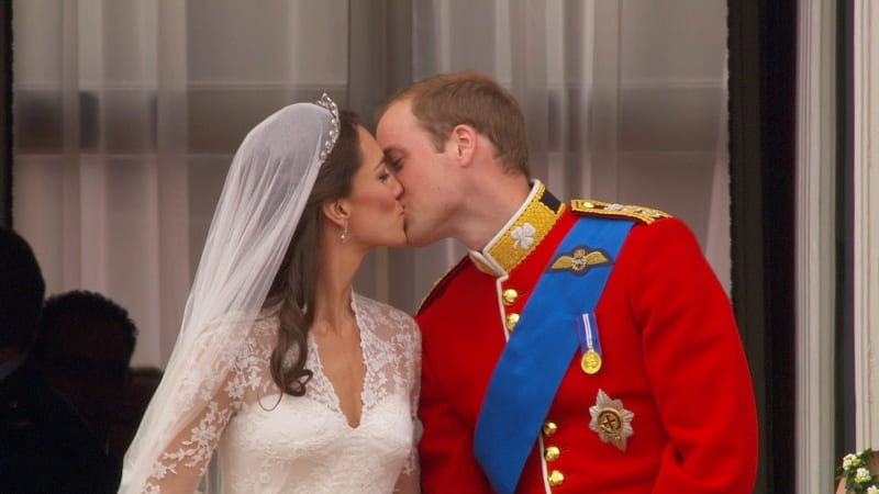photo William Kate Royal Wedding the kiss