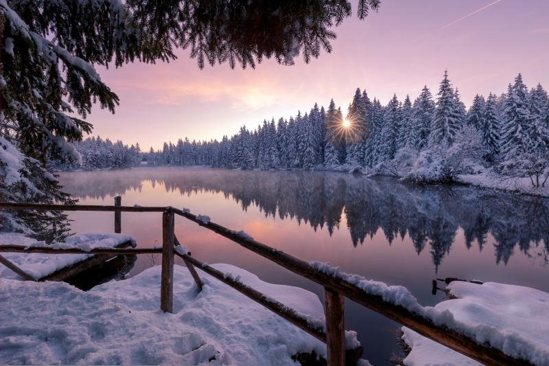 Fond écran HD hiver lac forêt sapin neige solei