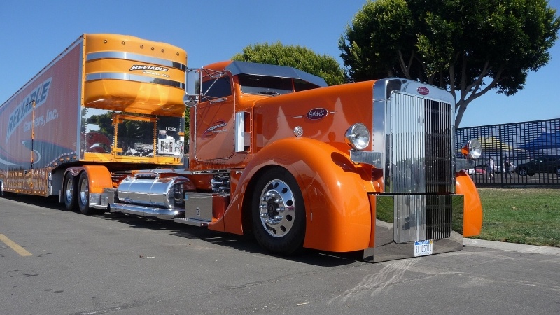 photo camion orange américain Peterbilt 4K