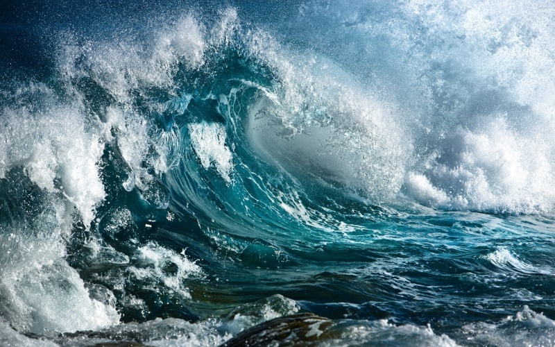 Fond écran HD vagues de tempête déferlantes et écumes de mer océan wallpaper free