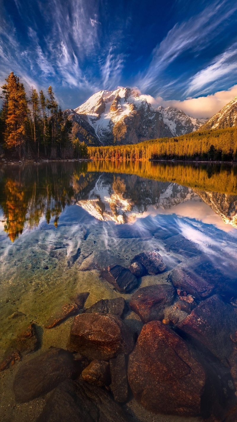 fond écran HD pour smartphone paysage montagne et lac translucide eau claire wallpaper