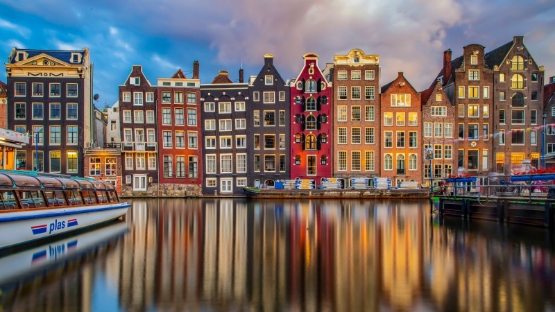 Amsterdam ville canaux et façade colorées