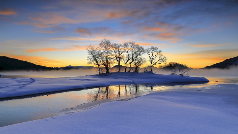 Fond d'écran HD paysage hiver enneigé soleil levant avec brumes sur lac et rivière wallpaper background gratuit