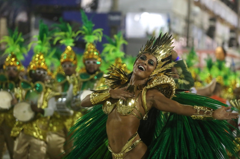 Carnaval Rio Brésil femme costume vert et or