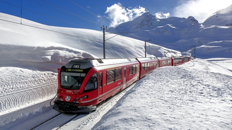 Fond d'écran HD train rouge Suisse en hiver dans la montagne direction St Moritz wallpaper photo