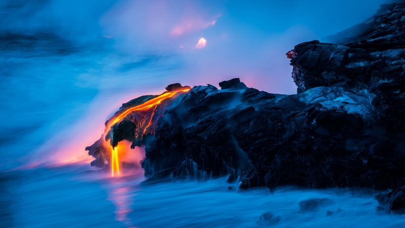 Photo paysage nature lave volcan incandescente se jette dans la mer