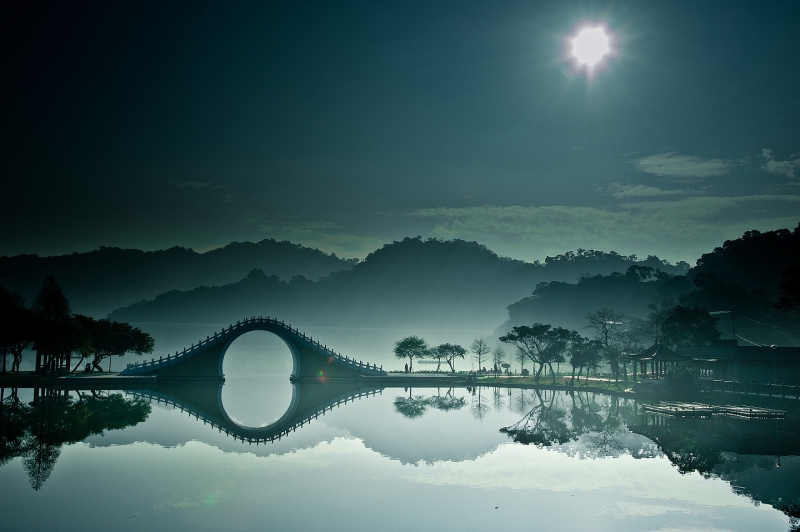 Fond d'écran HD pont et lac sur paysage asiatique brume