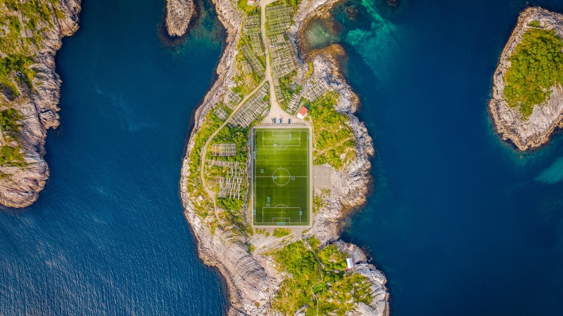 Terrain de football ville de Henningsvaer en Norvège vue du ciel fond d'écran wallpaper 4K
