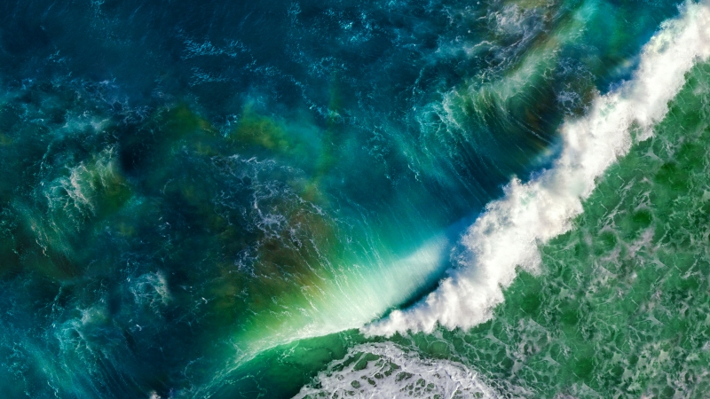 Photo vue aérienne vague déferlante océan vagues bleus et vertes 5K wallpaper Mac OS 5120x2880